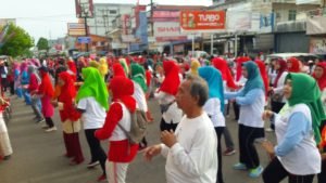 Ribuan Warga Senam Massal Pesona Kubu Raya Meriahkan HUT FKPSRD dan Desa Serdam