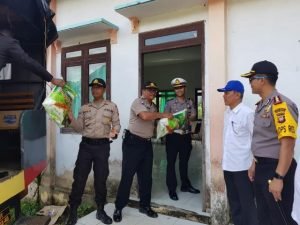 Salurkan Bantuan Banjir, Kapolres Kubu Raya Berharap Tepat Sasaran