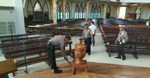 Polres Sanggau Sterilkan Gereja Jelang Misa Malam Natal