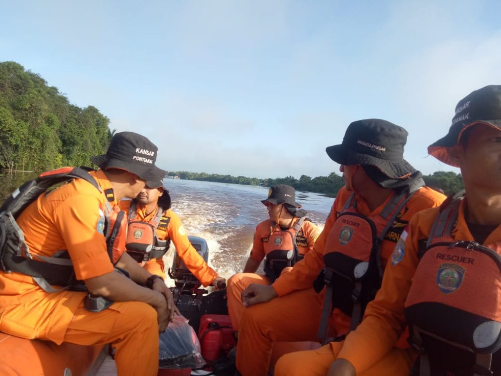 Tim SAR Menyusuri Sui Landak Mencari Latif