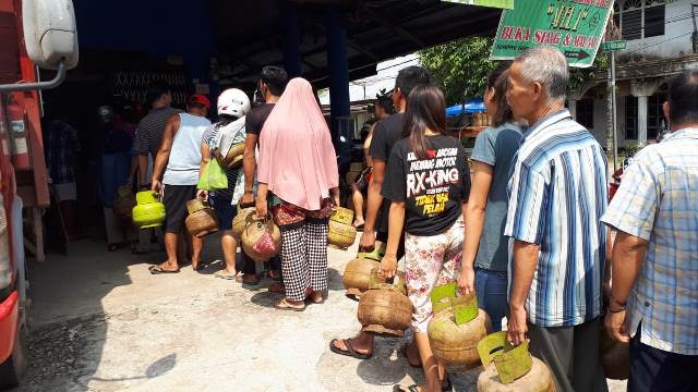 Warga Sanggau yang antri membeli gas beberapa waktu lalu