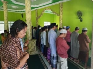 Salat Khusuf Iringi Fenomena Gerhana Matahari di Sekadau