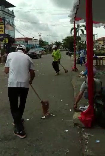 Usai Senam Massal, Wakil Ketua DPRD Kubu Raya Bersihkan Sampah