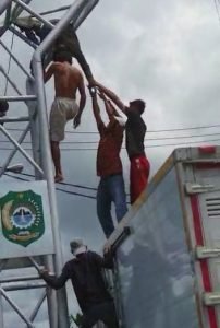 Napi Nyaris Tewas Tersengat Listrik Saat Mengecat