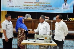 Pemberdayaan Penjahit Lokal. Menekan Deflasi, Mengurangi Produk Luar