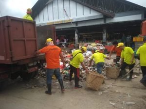 Konsumen Keluhkan Sampah Menumpuk di Pasar Sayur Sosok