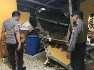 Curah Hujan Tinggi, Dua Rumah di Entikong Rusak Dihantam Longsor