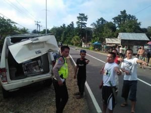 Ambulance Diseruduk Truk Saat Turunkan Jenazah