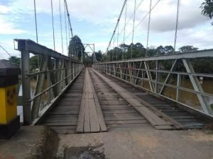 Jembatan Gantung Penanjung di Sekadau Menghawatirkan
