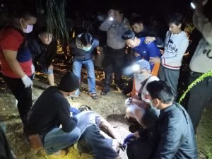 Sesosok Mayat Ditemukan di Pinggir Jalan