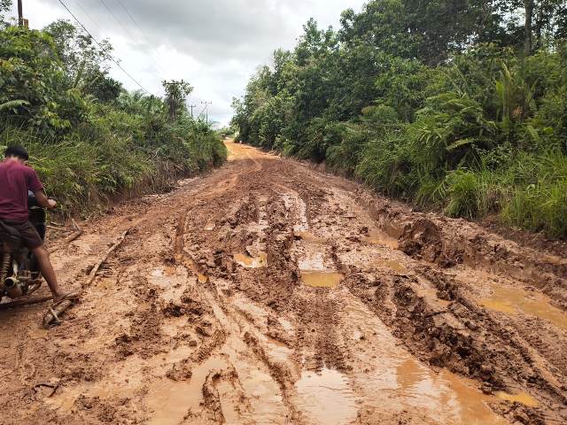 Jalan Timpuk – Merbang Rusak Akibat Truk Sawit