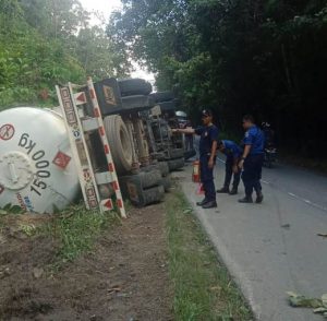 Truk Tanki Pengangkut Gas LPG Terguling