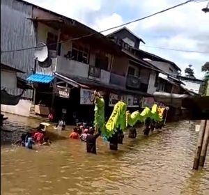 Atraksi Naga Ditengah Banjir