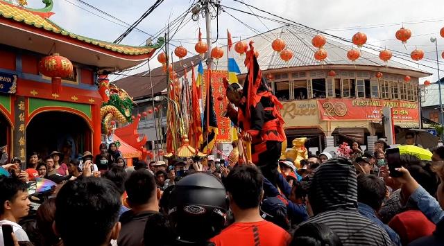 Pemkot Singkawang memastikan perayaan Imlek 2575 dan Cap Go Meh 2024 tetap dirayakan oleh masyarakat Tionghoa Singkawang. Namun, ada beberapa rangkaian kegiatan yang ditiadakan lantaran faktor keamanan menjelang Pemilu diantaranya festival Tatung. Foto: dok berkatnewstv