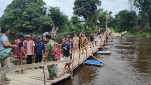 Warga Sebadak Buat Jembatan Apung 100 Meter