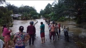 Jembatan Terendam Banjir Sepinggang Dewasa, Motor Terpaksa Dipikul