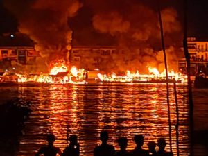 Api Membara di Sui Kapuas Hanguskan Empat Lanting dan Dua Motor Bandung