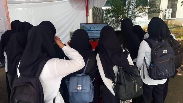 Peserta seleksi CPNS dan PPPK sedang melihat nilai passing grade hasil tes yang diikutinya dengan sistem CAT