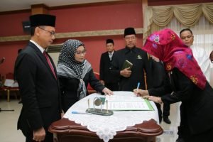 Lantik Kadis Dukcapil, Edi Minta Hilangkan Penghambat Administrasi Kependudukan