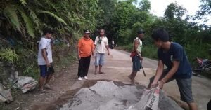 Semangat Berdompu Memperbaiki Jalan