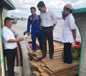 Warga Landak Bawa Kayu Ilegal