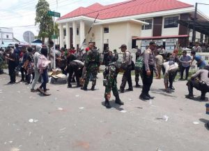 Personel TNI – Polri Memunguti Sampah Bekas Demo