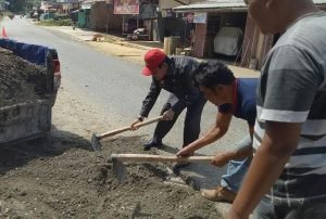 Kadis BM dan SDA Perbaiki Jalan Rusak