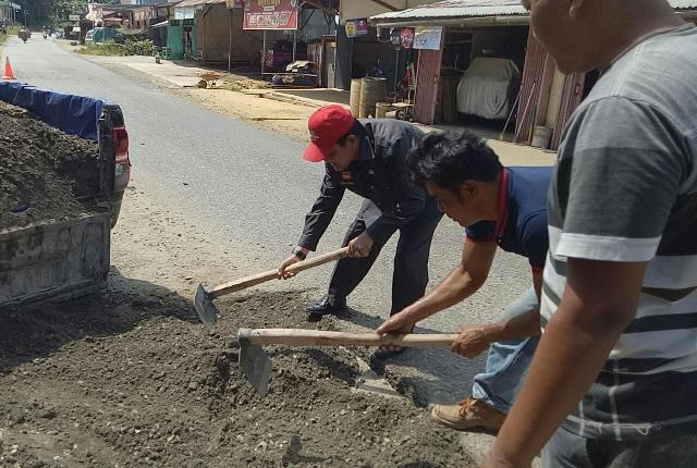 Kadis BM dan SDA Perbaiki Jalan Rusak