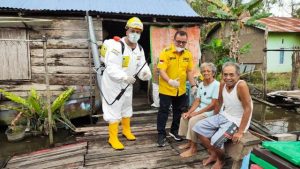 Golkar Kalbar Semprot Disinfektan Rumah Warga dan Tempat Ibadah