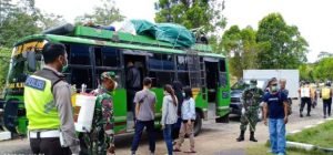 Kendaraan dan Orang Masuk ke Sanggau Disemprot Disinfektan