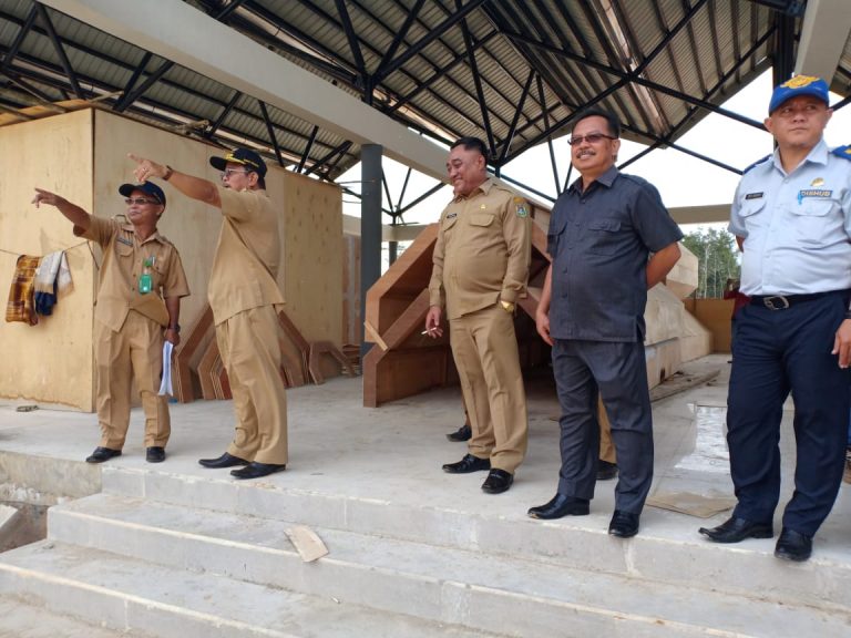 Panitia dan pihak Pemkab Sekadau saat meninjau lokasi pelaksanaan MTQ tingkat provinsi di Sekadau waktu lalu