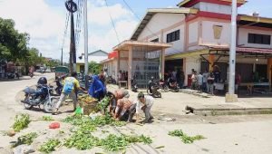Protes Kebijakan Pemkab, Pedagang Pasar Jarai Buang Sayur di Jalanan