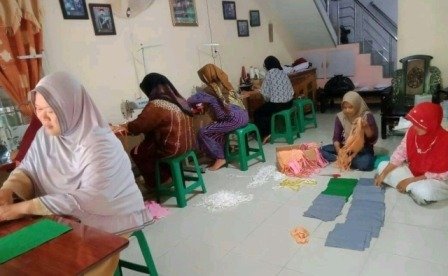 Penjahit di Kubu Raya Produksi Ribuan Masker Gratis