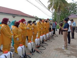 Sasar 7.000 KK, Wanita di Parit Baru Menjadi Relawan Penyemprotan Disinfektan