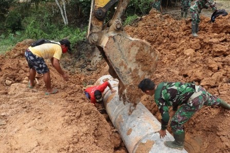 Satgas TMMD Kodim 1204/Sgu Mulai Memasang Gorong-gorong