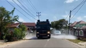 17 Unit Kendaraan Dikerahkan Semprot Disinfektan di Singkawang
