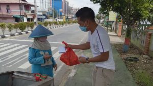 Wartawan Sanggau Bagikan Sembako ke Pekerja Informal Terdampak Covid-19