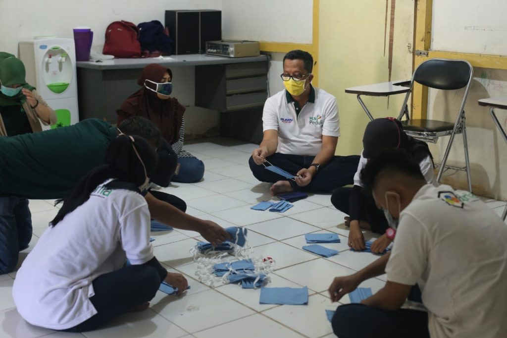 PLN Kalbar Gandeng Disabilitas Produksi Masker