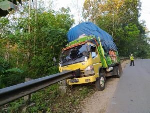Supir Truk Warga Kubu Raya Tewas Menabrak Pembatas Jalan di Sekadau