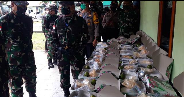 TNI-Polri Siapkan Ribuan Nasi Kotak Bantu Warga Terdampak Covid-19
