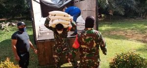TNI Kawal Distribusi Beras Hingga Pelosok Sanggau dan Sekadau