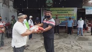 Pengusaha Sanggau Salurkan 10 Ton Beras dan Seribu Masker