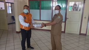 Anggota DPRD Bantu APD dan Susu ke RSUD Sanggau