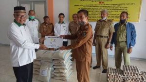 BAZNAS Sanggau Serahkan 1,4 Ton Beras dan 4200 Telur Bantu Warga Miskin