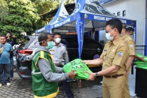 102 Juru Parkir di Pontianak Terima Bantuan Beras