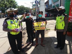 Terciduk Operasi Ketupat, Pengendara ‘Dihukum’ Berjanji Pakai Masker