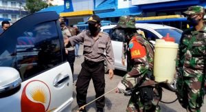 Kendaraan Angkutan Umum Singkawang Disemprot Disinfektan