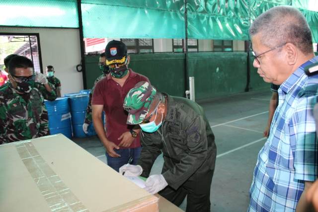 Ribuan APD dan Masker Bantuan TNI Diserahkan Kodam XII/Tpr ke Dinkes Kalbar