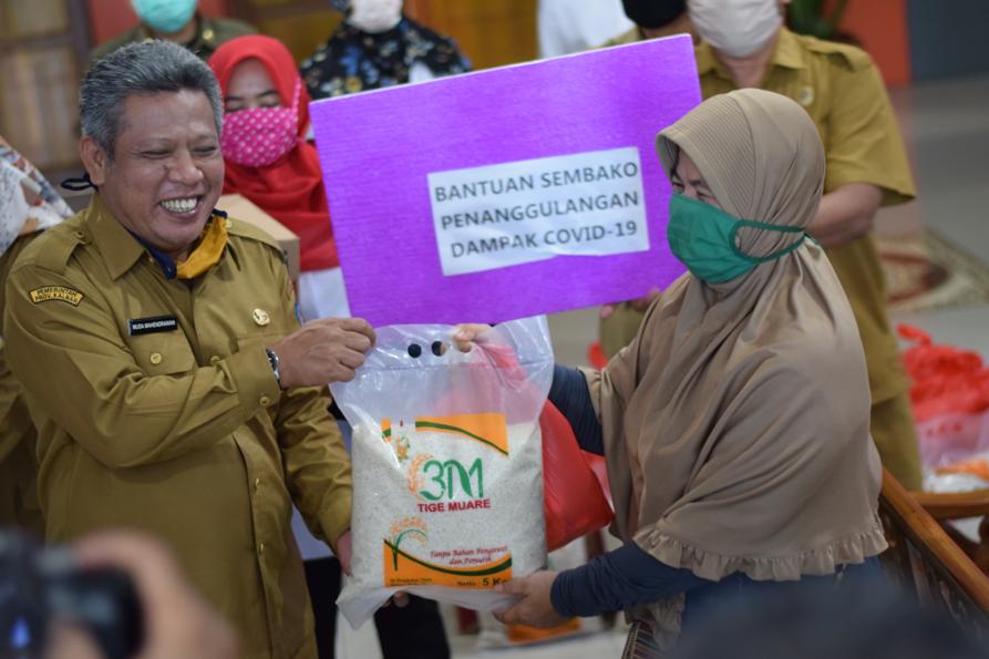 Pekerja Informal di Kubu Raya Terima Bantuan Sembako