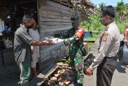 Masyarakat Miskin Merasakan Langsung Nasi Kotak TNI-Polri